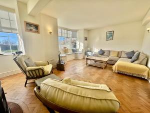 GWYNFA-3 BED- GROUND FLOOR APT - SEA VIEWS - TREARDDUR BAY