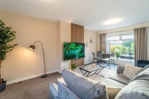 Cosy 3-Bed House With Parking, 5 Mins to QE & Uni