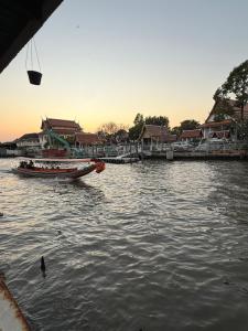 Muzachi home stay and canal