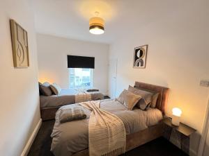 Homey Grimsby Sleeps 7 with Free Parking