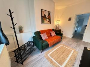 Homey Grimsby Sleeps 7 with Free Parking