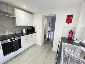 Homey Grimsby Sleeps 7 with Free Parking