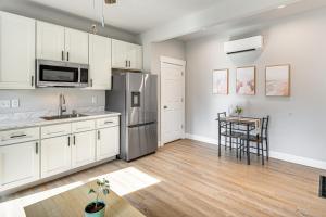 Outer Banks Couples Escape Near Beach and Gardens!