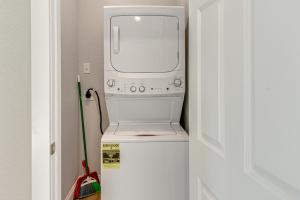 Outer Banks Couples Escape Near Beach and Gardens!