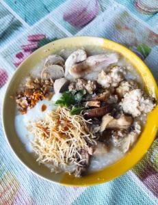 Muzachi home stay and canal