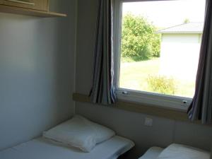 Mobil-home confortable avec terrasse pour 4 personnes - API-1-52-1059