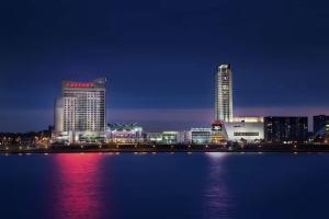 Private Hot Tub Retreat, Walk to Caesars, Waterfront & Downtown!