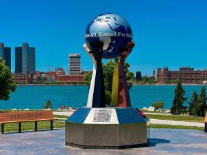 Private Hot Tub Retreat, Walk to Caesars, Waterfront & Downtown!