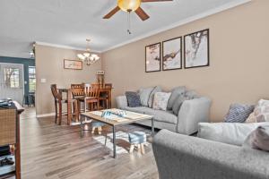 Woodstone Retreat right next to UGA golf course! condo