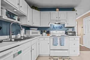 Woodstone Retreat right next to UGA golf course! condo