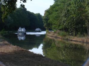 Gîte Authentique avec Accès au Canal et Intimité Préservée - FR-1-489-609