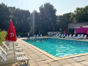 Mobil-home spacieux avec terrasse – 6 personnes - API-1-52-1216