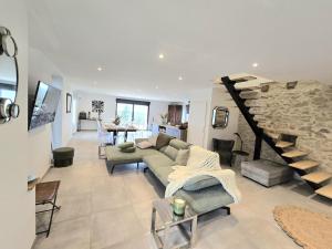 Grande Maison Familiale avec Piscine Privée et Animaux Bienvenus - FR-1-616-527