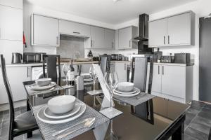 CH43 8 Beds Sleeps 15 Free Parking Smart TVs