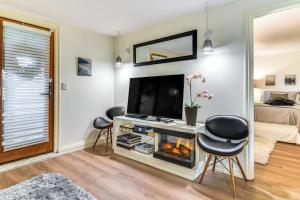 3 Mi to Downtown Portland Lush Flat with Fire Pit