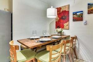 3 Mi to Downtown Portland Lush Flat with Fire Pit