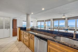 Direct Oceanfront Corner Condo, Family-Friendly with Beachfront Pool and Garage Parking