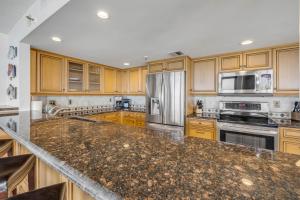 Direct Oceanfront Corner Condo, Family-Friendly with Beachfront Pool and Garage Parking