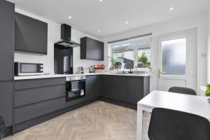 Stylish 4Bed Home Free Parking 20 Min to Edinburgh