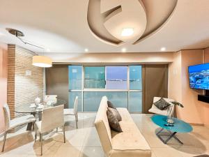 Luxury 2BR River View Apartment Pool, Gym & Jacuzzi