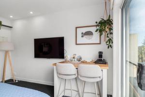 Waterfront Studio with Spa Opposite Cowes Beach