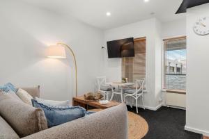 Waterfront Studio with Spa Opposite Cowes Beach