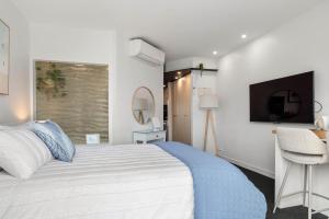 Waterfront Studio with Spa Opposite Cowes Beach