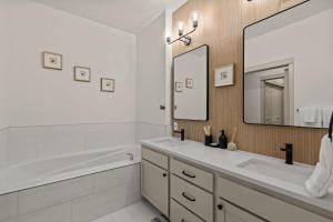 Seattle Waterfront Condo - Walk Up Steps to Pike Place