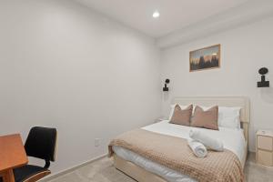 Seattle Waterfront Condo - Walk Up Steps to Pike Place