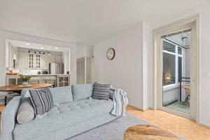 Seattle Waterfront Condo, Free Parking, Gym, Hot Tub, Steps to Pike Place