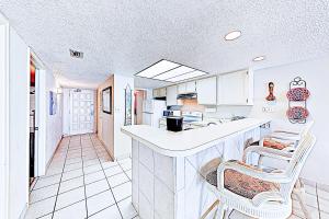 Coastal Chic 2BR Suite with Expansive Views