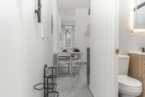 Modern Comfort 2BR with Washer & Dryer Near Subway & LGA