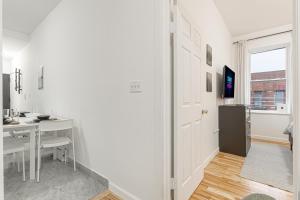 Modern Comfort 2BR with Washer & Dryer Near Subway & LGA