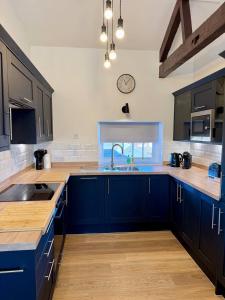 Boutique Penthouse Stay in Gloucester with Free Parking