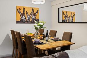 Forest View- Oasis Mural -Didsbury Zen Sleeps 10