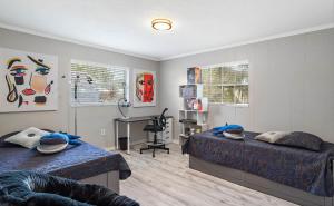 Heaven on the Water with Deck & BBQ, just 5 min to Beach