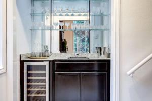 Retro Meets Wild on Buffalo Bayou with 60s Elegance