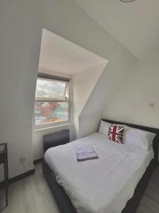 Just a 2 minute walk from Golders Green Studio 7