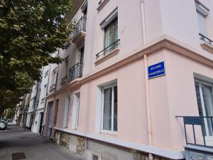 Bel appartement 1930 lumineux à Nancy - FR-1-584-337