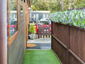 Ocean Glade - Uk32963