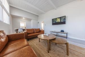 Spacious 2-Bedroom Duplex in Beverly Hills Residential Area