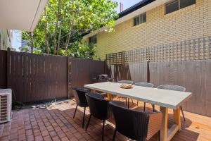 Markwell Surf - Courtyard Stay Steps from Beach