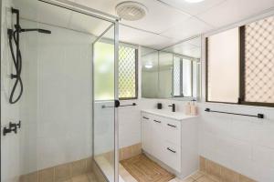 Markwell Surf - Courtyard Stay Steps from Beach