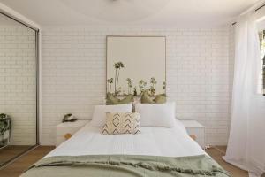 Markwell Surf - Courtyard Stay Steps from Beach