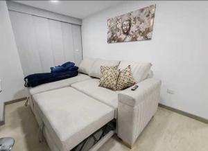 Apartamento moderno frente a la Universidad Santo Tomás WiFi y parqueadero