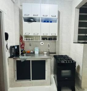 apartamento com ar, smart TVs com streamings, muito confortável, 200 m da Praia de Copacabana, cozinha equipada, espaço home office