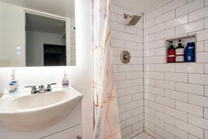 Updated Apt with Private Entry and FREE Parking