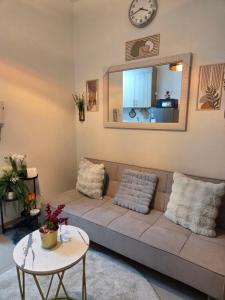 MOA, SMDC Good Stays - Shore 2 Unit 18102 Tower 3