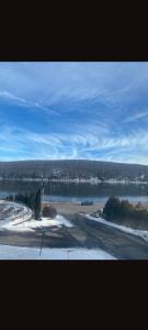 Cozy Lake and Mountain view Condo