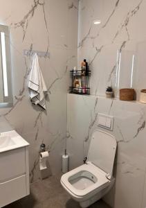 Azure Teuta apartment with balcony